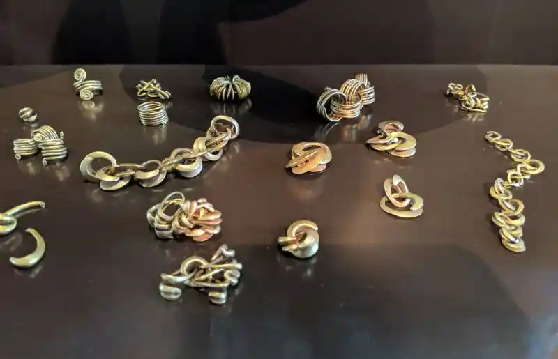 Gold hair and fingerrings from Pecs, Hungary, 1st quarter of the 2nd millennium BCE